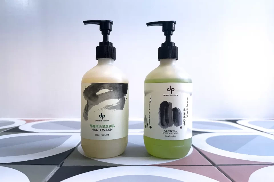 HRV-Bathroom08 入住朗香洋房,除了享受法式復古洋房的優雅氛圍,更能體驗高品質的沐浴體驗。民宿全棟採用 dp 品牌的洗髮沐浴露與洗手乳,該品牌秉持「東方植萃 × 西方有機 × 精油配方 × 香氛氣味」的理念,帶來細緻療癒的香氛洗沐享受。如此講究的選品,也難怪朗香洋房屢屢被列為台南安平民宿推薦的首選之一。