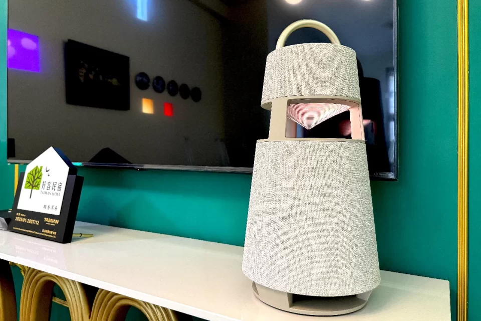 HRV-Equipment01 LG全景聲藍牙音響,提供旅客們最優質的聽覺享受,難怪朗香洋房常常是台南民宿推薦的熱門首選。