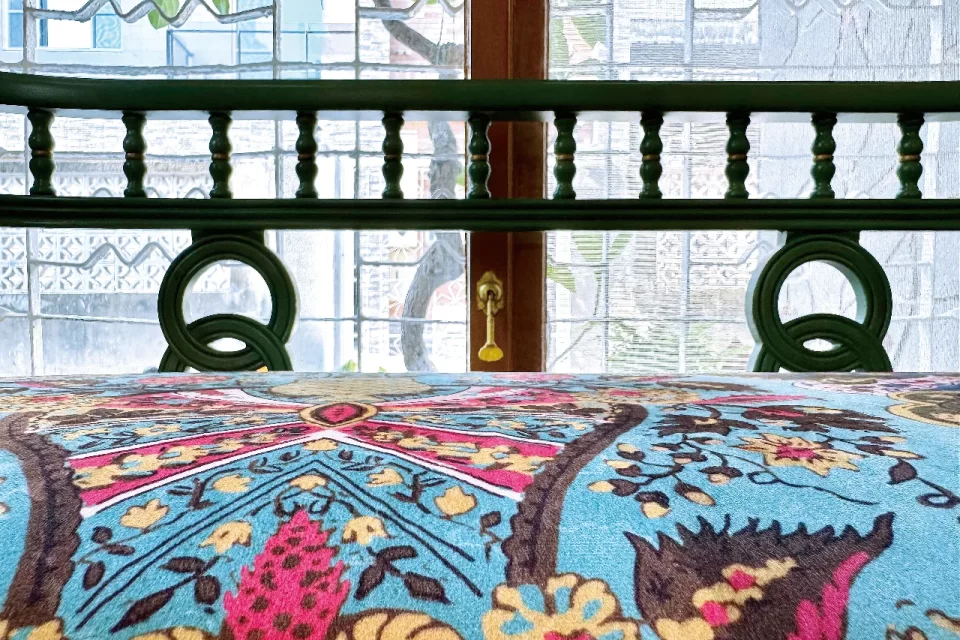 HRV-Living07 朗香洋房的客廳裝飾了法式輕奢小沙發,散發出優雅的法式風格,這在安平民宿是非常稀有的,為朗香洋房增添了無比的浪漫與精緻感。