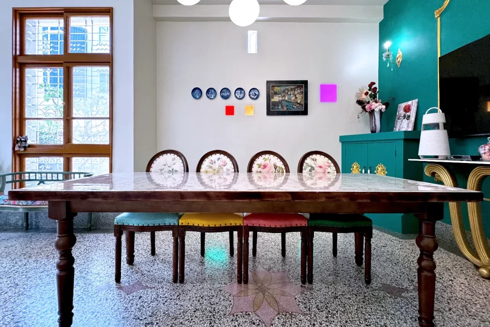 HRV-Living09 朗香洋房的客廳設有一張240cm的法式古典長桌,搭配8張玫瑰園圖騰古典椅,營造出浪漫與優雅的氛圍。這套精緻的家具配置專為包棟民宿10人使用,無論是與家人朋友共度晚餐或聚會,還是享受短暫的休憩,每一位旅客都能感受到家的溫馨與舒適,享受愉快的時光。