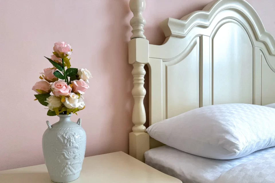 HRVRooms-Cezanne09 保羅.塞尚玫瑰房:桃花心木的法式梳妝台、玫瑰花盆