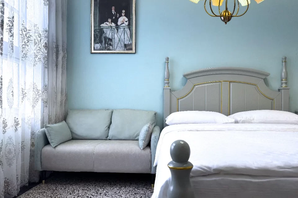 HRVRooms-Manet06 愛德華.馬奈玫瑰房:法式床架、梳妝台、法式輕奢沙發、馬奈著名油畫作品「陽台」、法式刺繡針織紗簾、法式雕花燈盤與古典仿生花卉陶瓷燈具